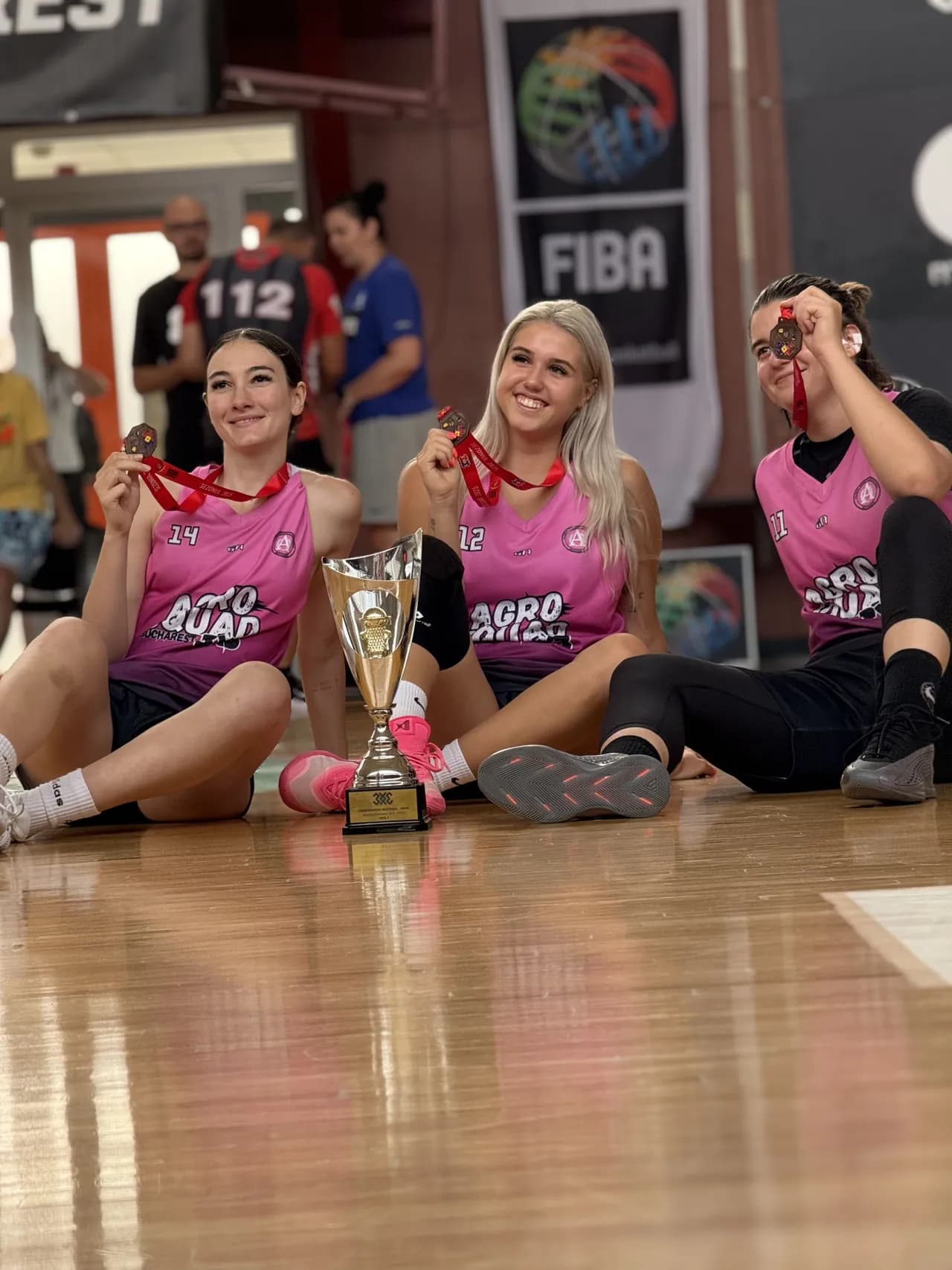 Jucătoarele de 3x3 cu medaliile și trofeul, pe parchetul sălii