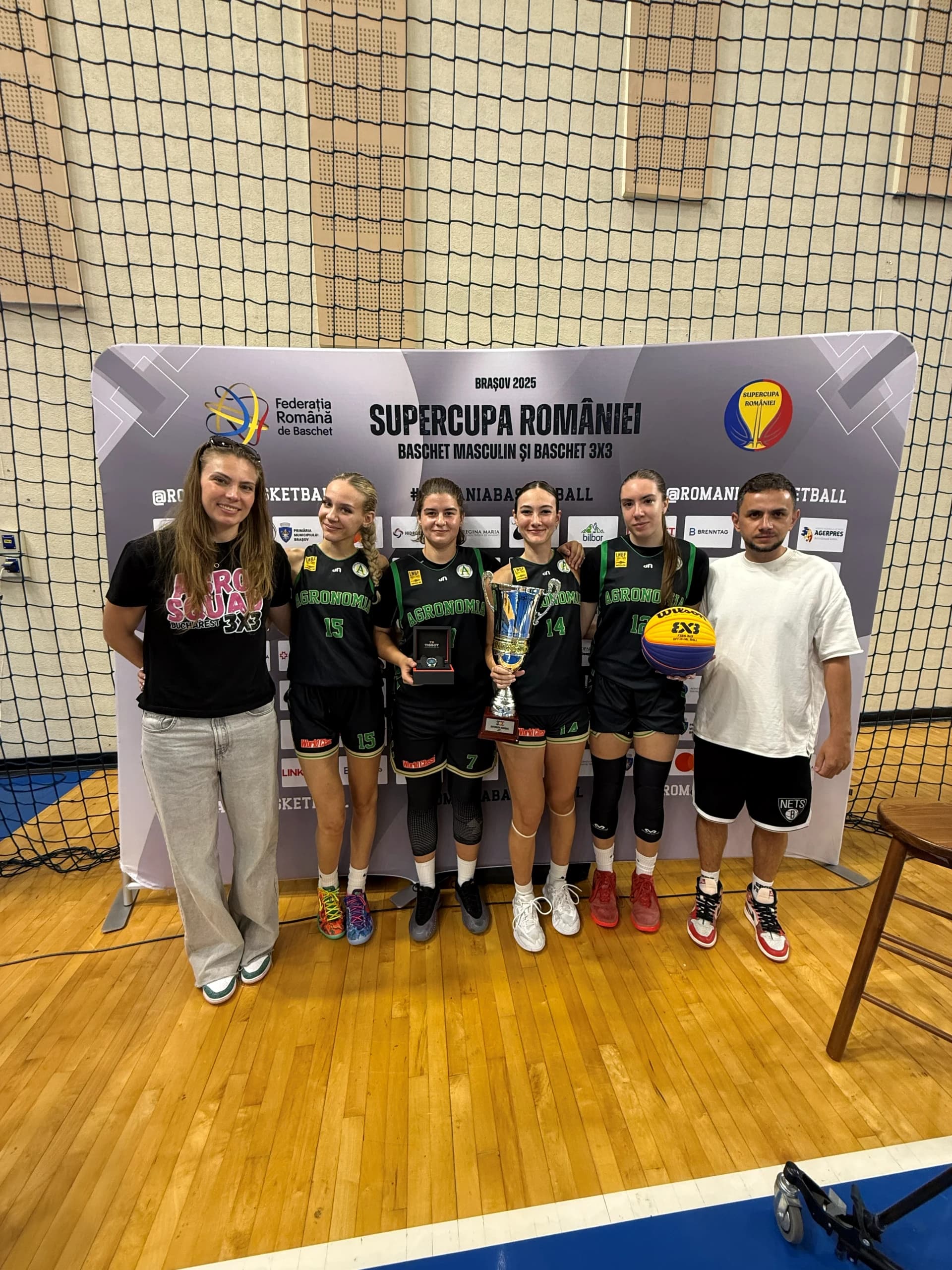 Echipa cu trofeul, în fața bannerului Supercupei României la baschet 3x3