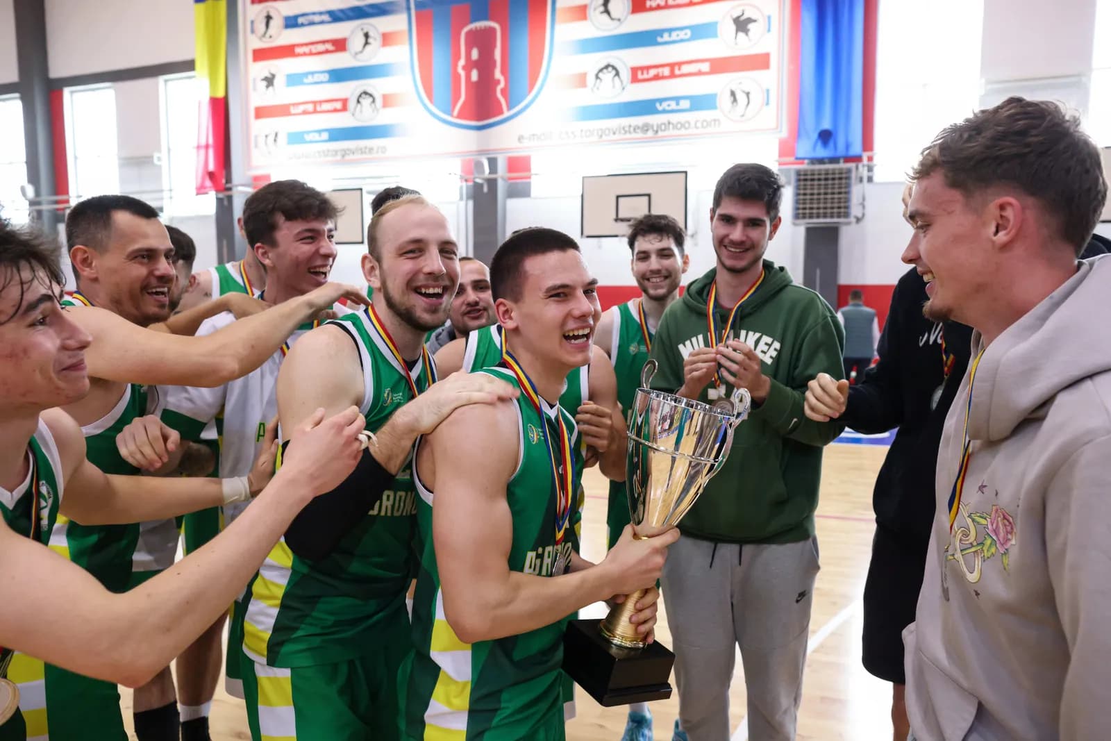 Bucuria echipei cu trofeul, imediat după festivitatea de premiere