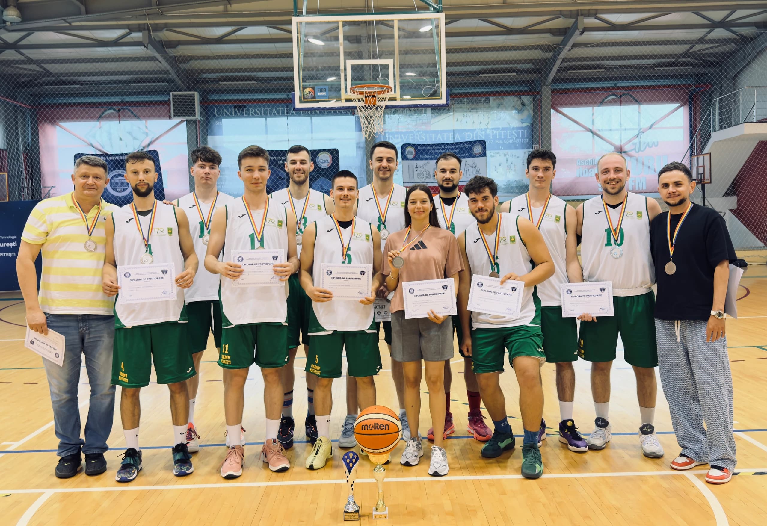 Jucătorii cu diplomele și trofeul, la festivitatea de premiere