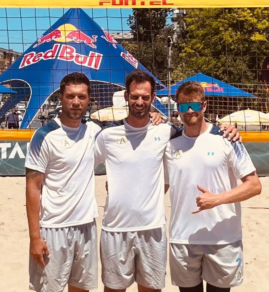 Trei jucători ai clubului la un turneu de plajă, în fața cortului competiției