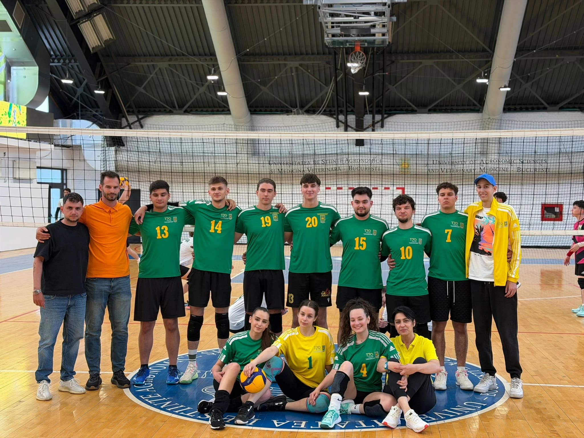 Echipa masculină de volei și staful, în sala din campus