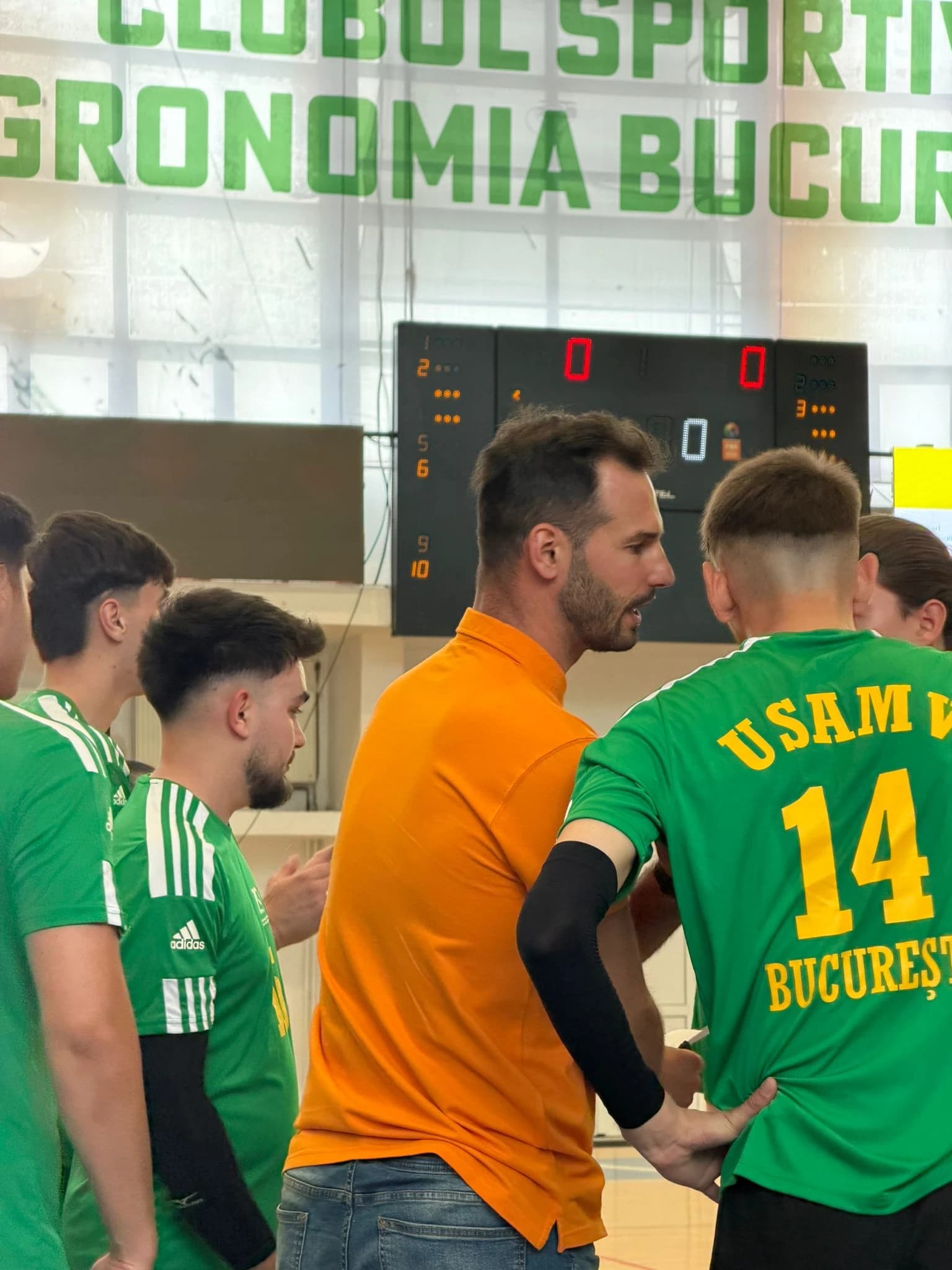 Echipa în echipament verde, alături de antrenor, sub tabela de marcaj
