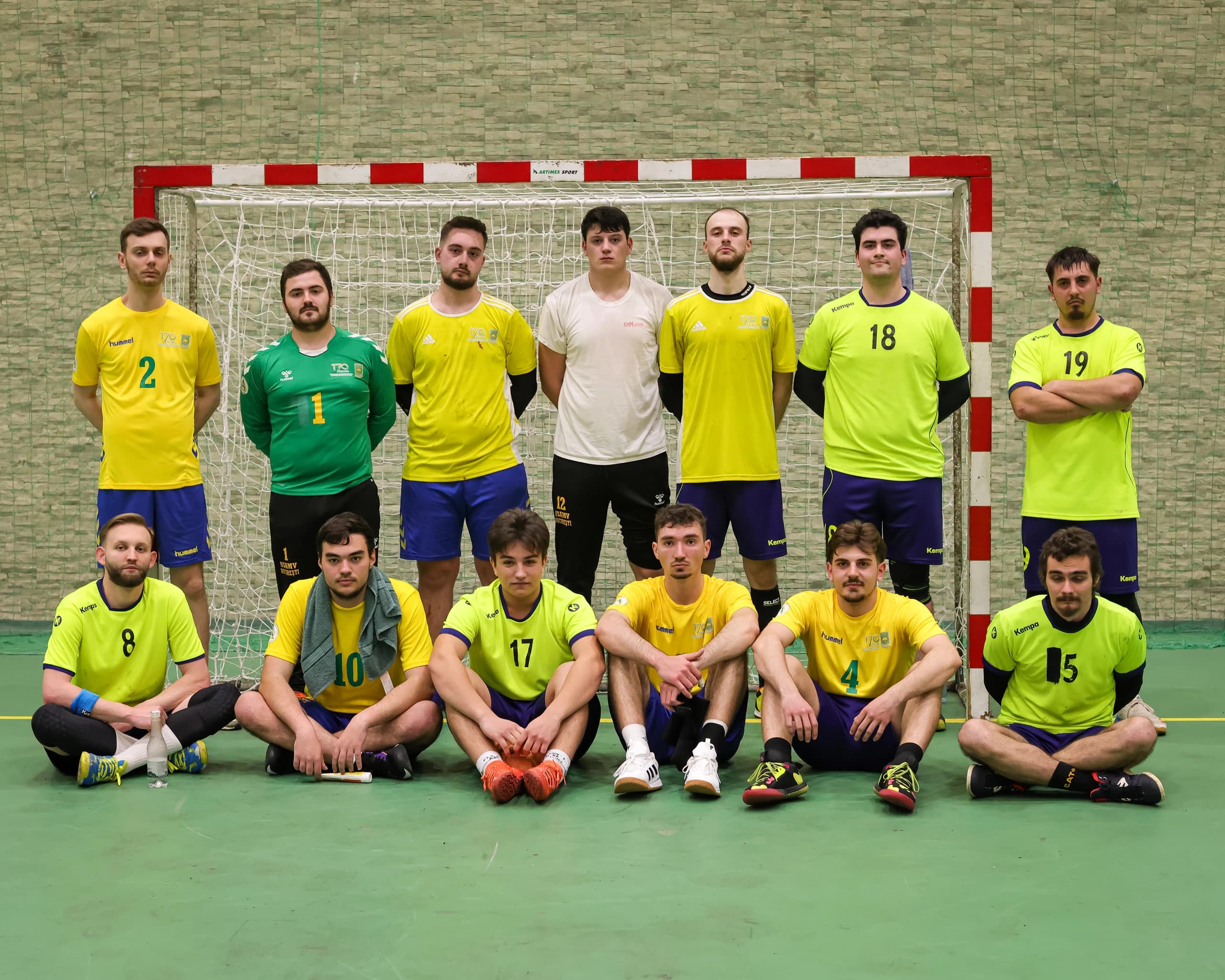 Echipa masculină de handbal, aliniată în fața porții