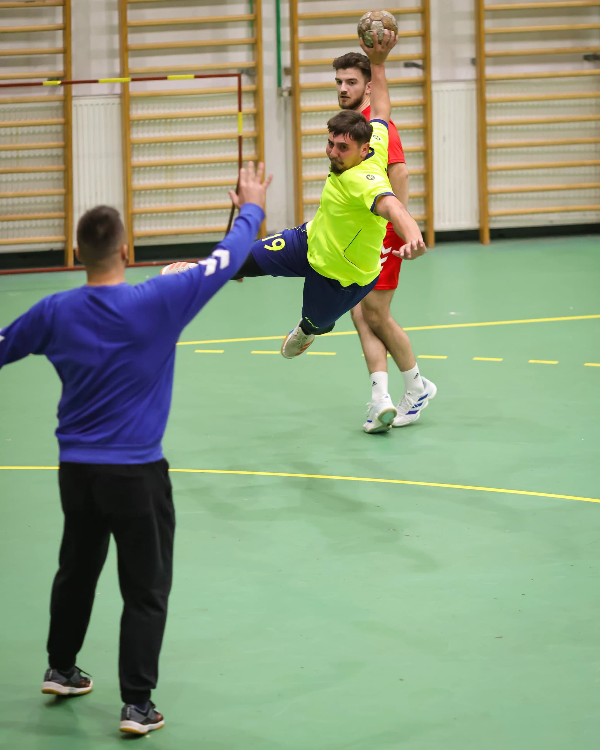 Aruncare la poartă la antrenament, cu portarul ieșit pe semicerc
