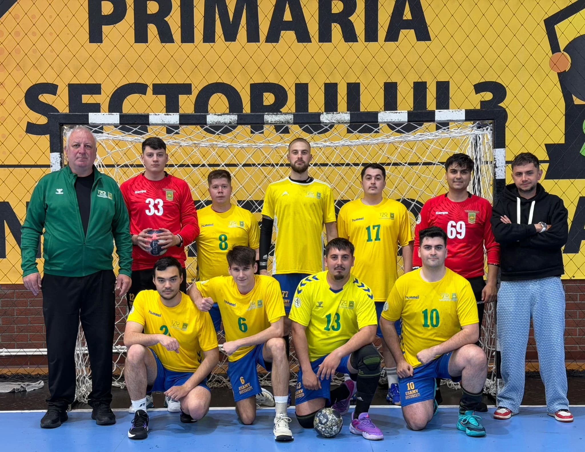 Echipa de handbal în fața porții, alături de antrenor