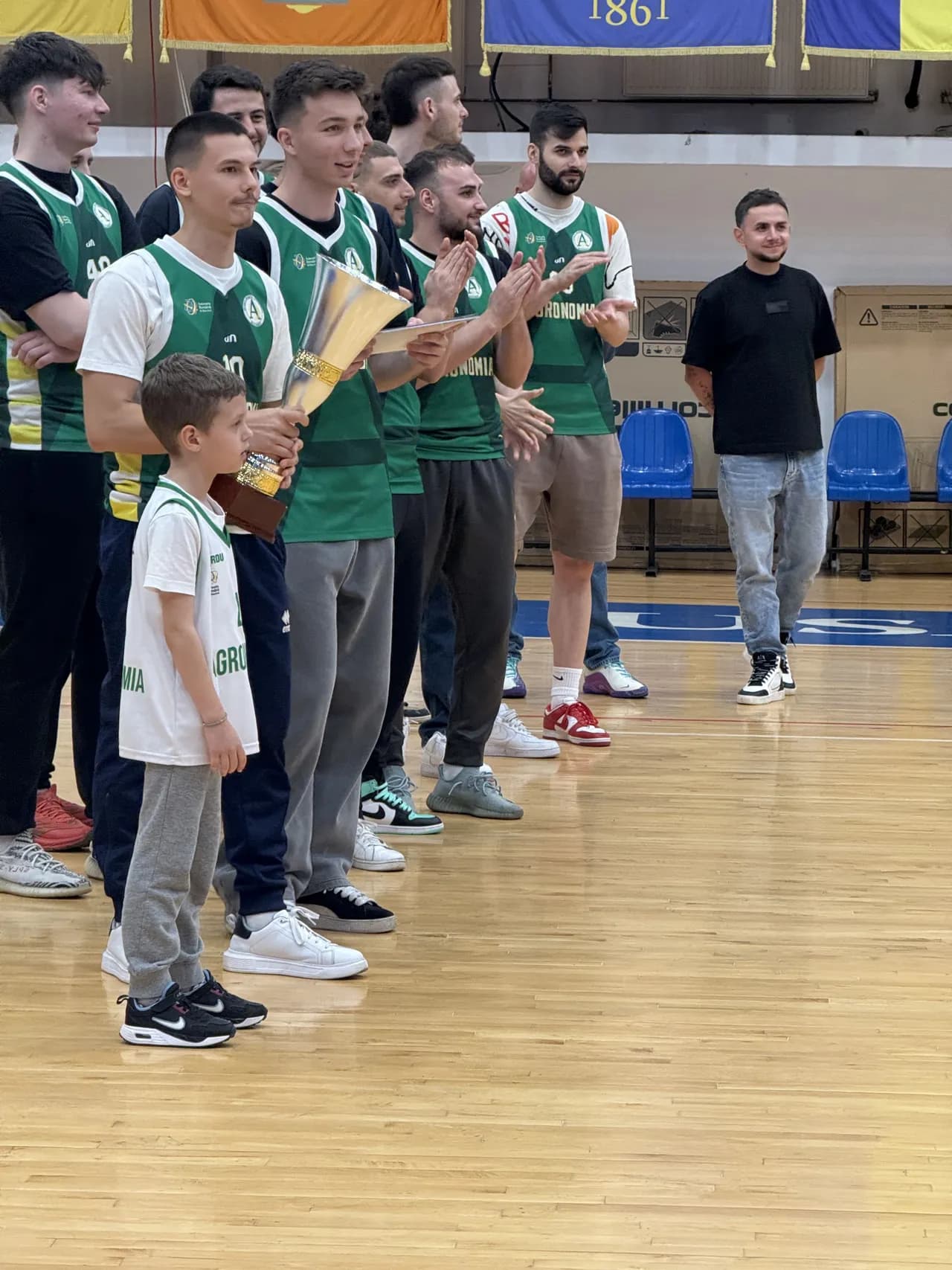 Echipa la festivitatea de premiere, cu trofeul în mâini