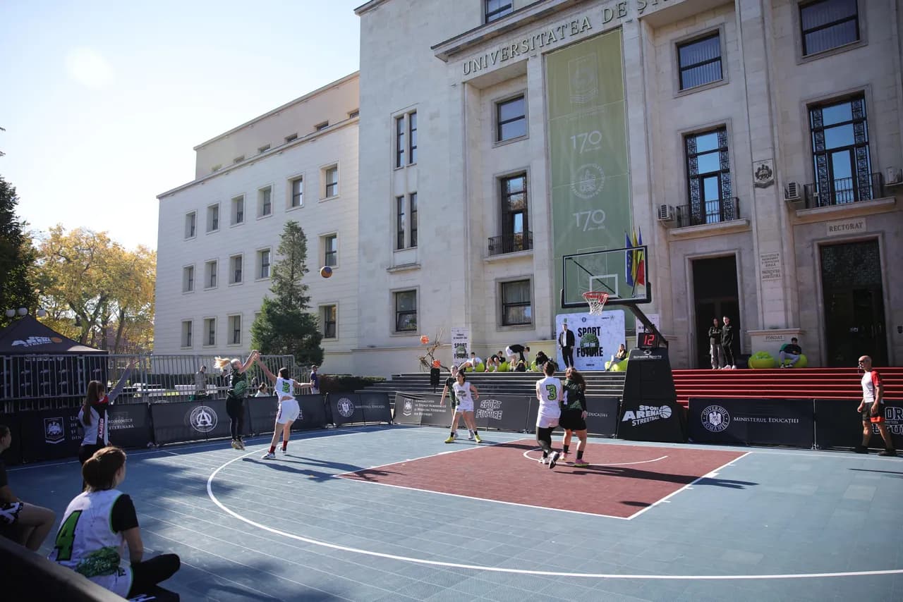 Meci de baschet 3x3 pe terenul amenajat în fața clădirii Rectoratului