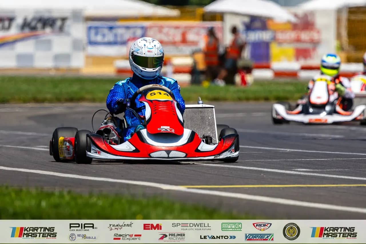 Două karturi pe circuit, unul în urmărirea celuilalt