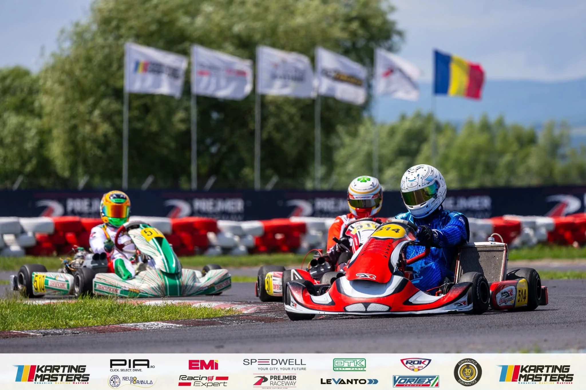 Karturi pe circuit, cu steagurile competiției în fundal