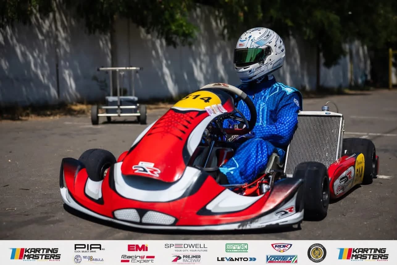 Pilotul clubului la volanul kartului, pe circuit
