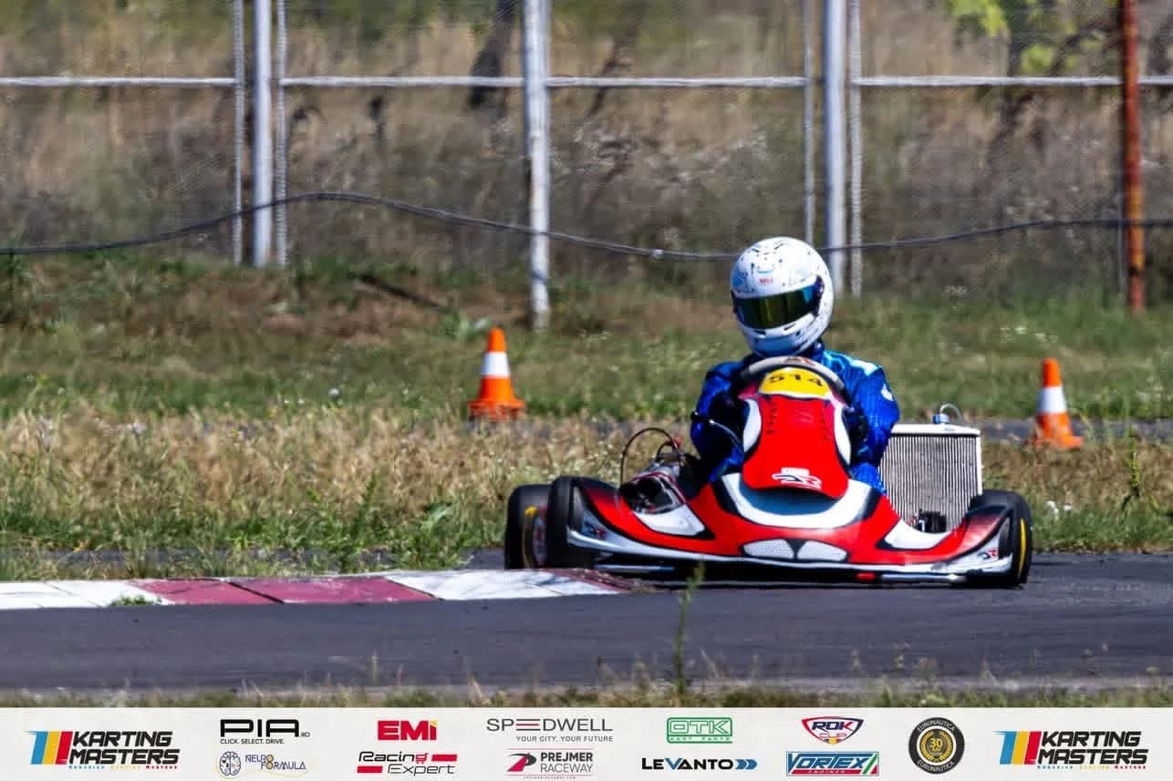 Kart pe circuit, văzut din spate, între jaloane