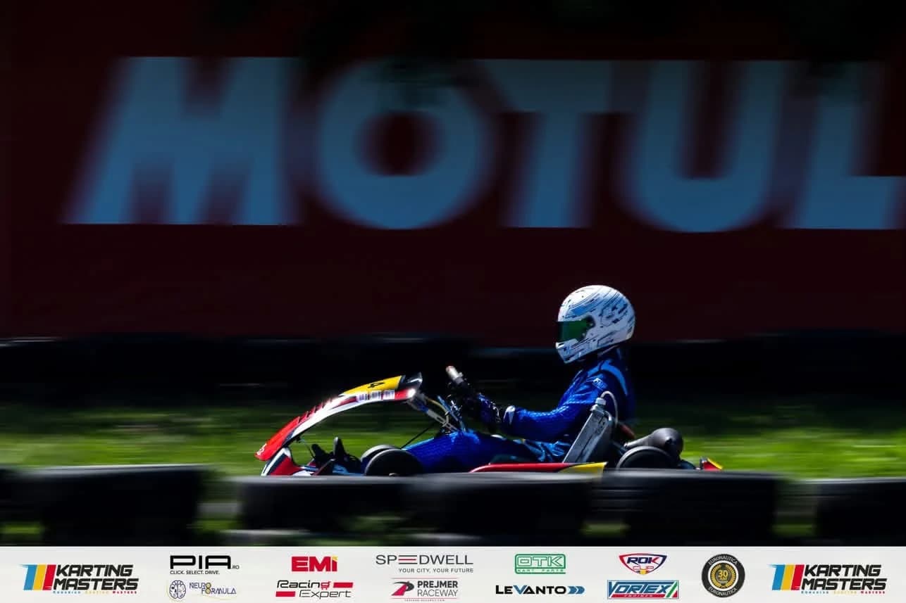 Kart pe circuit, în fața panourilor sponsorilor