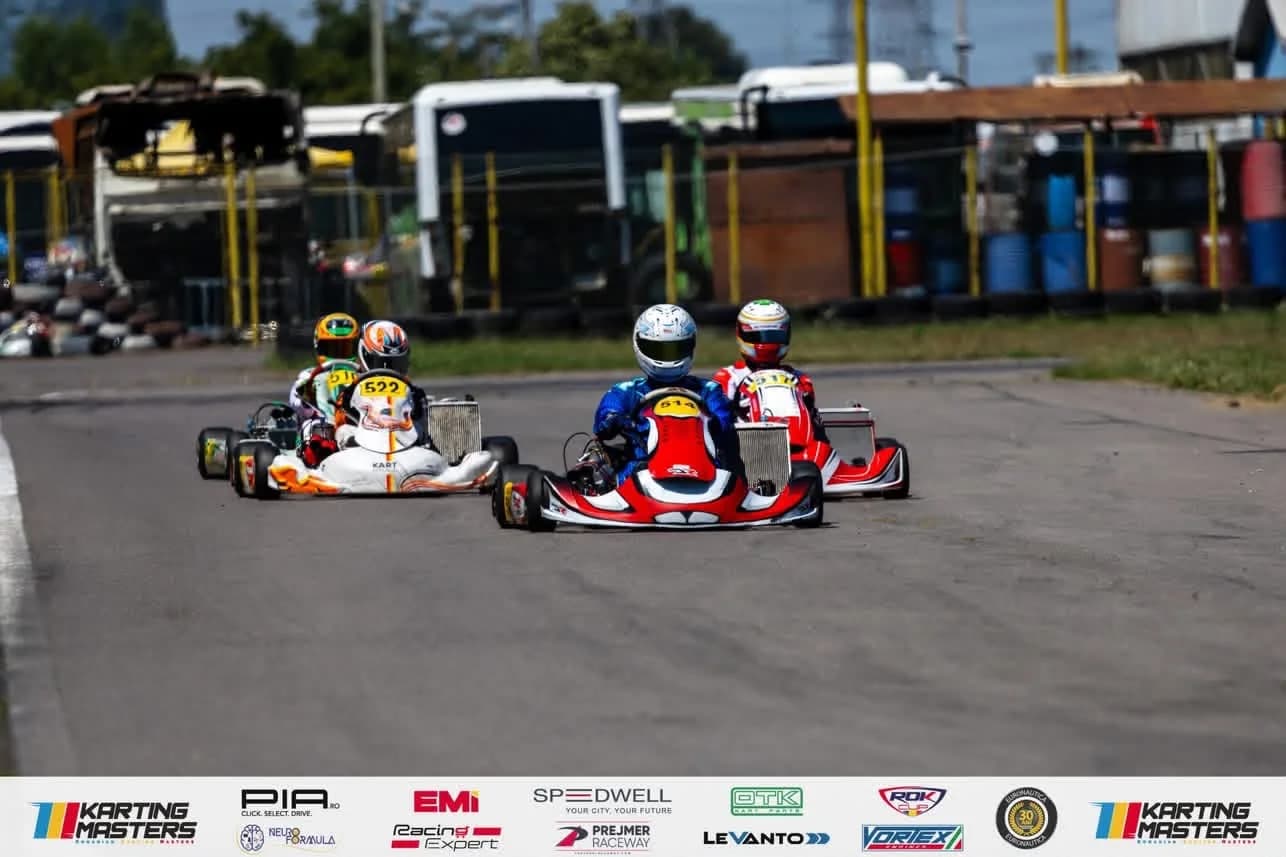 Două karturi alături pe circuit