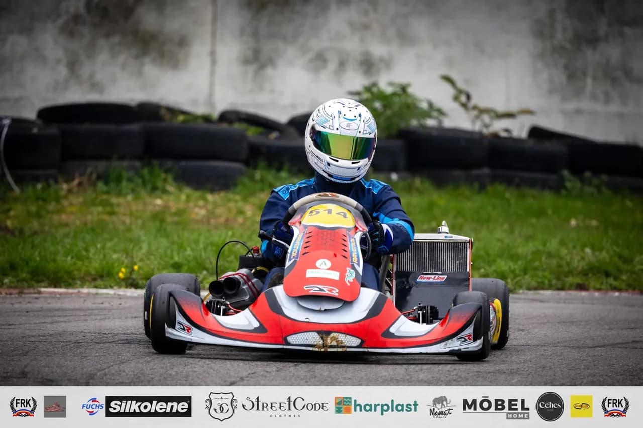 Kart pe traseu, lângă bariera de anvelope