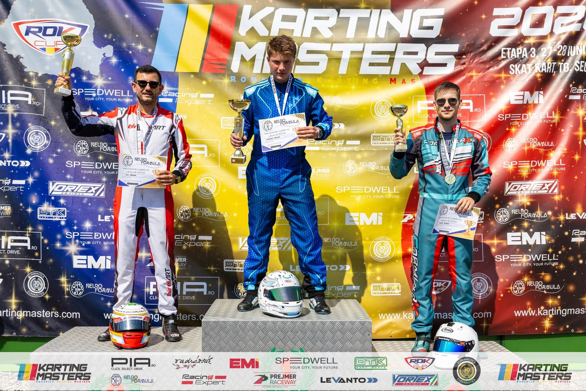 Podiumul etapei, cu cei trei piloți și trofeele