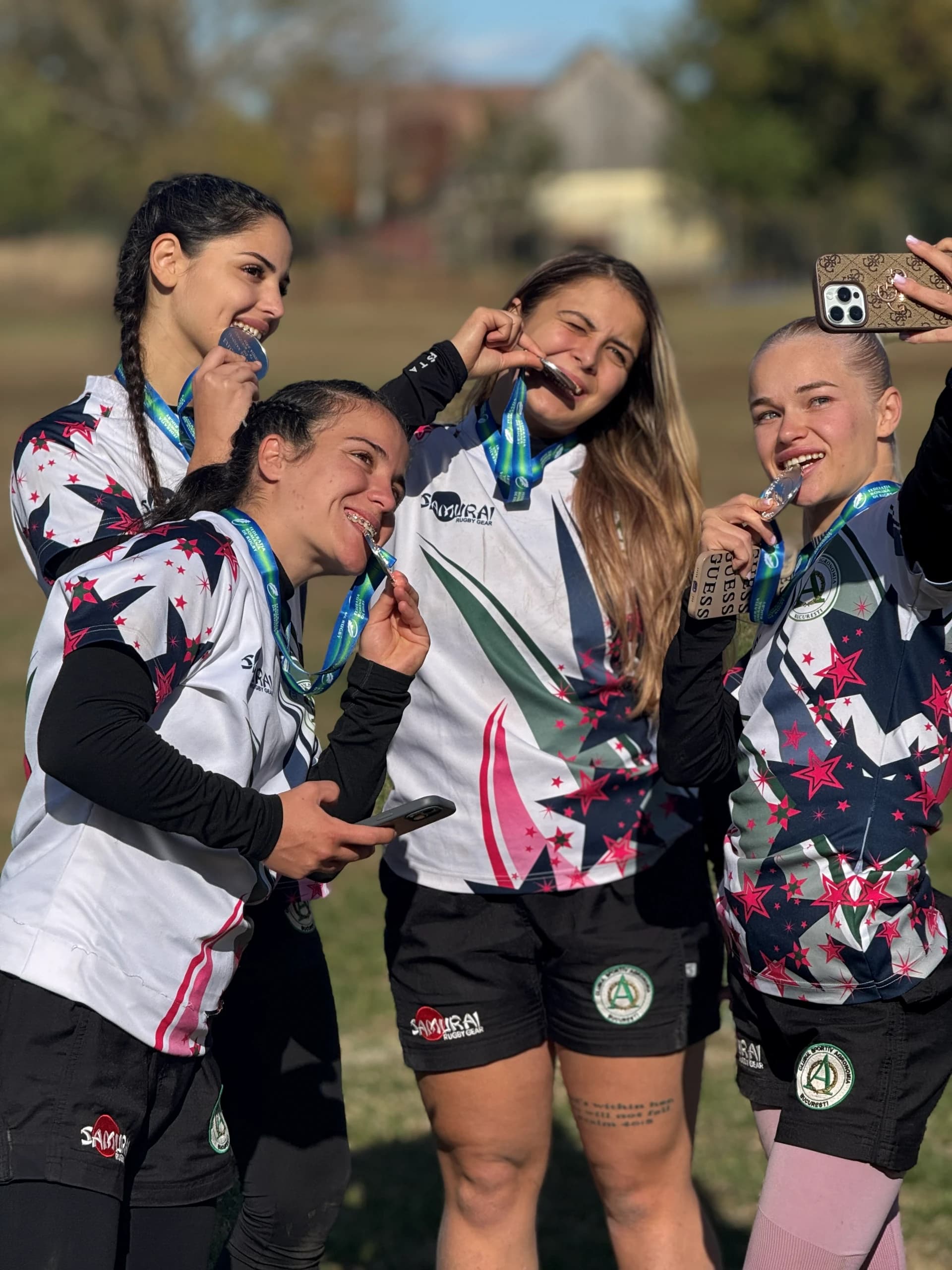 Jucătoarele de rugby cu medaliile la gât, după turneu