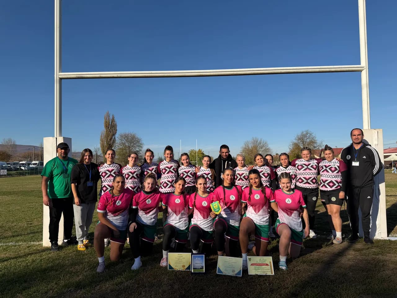 Echipa sub bare, cu diplomele și trofeul turneului