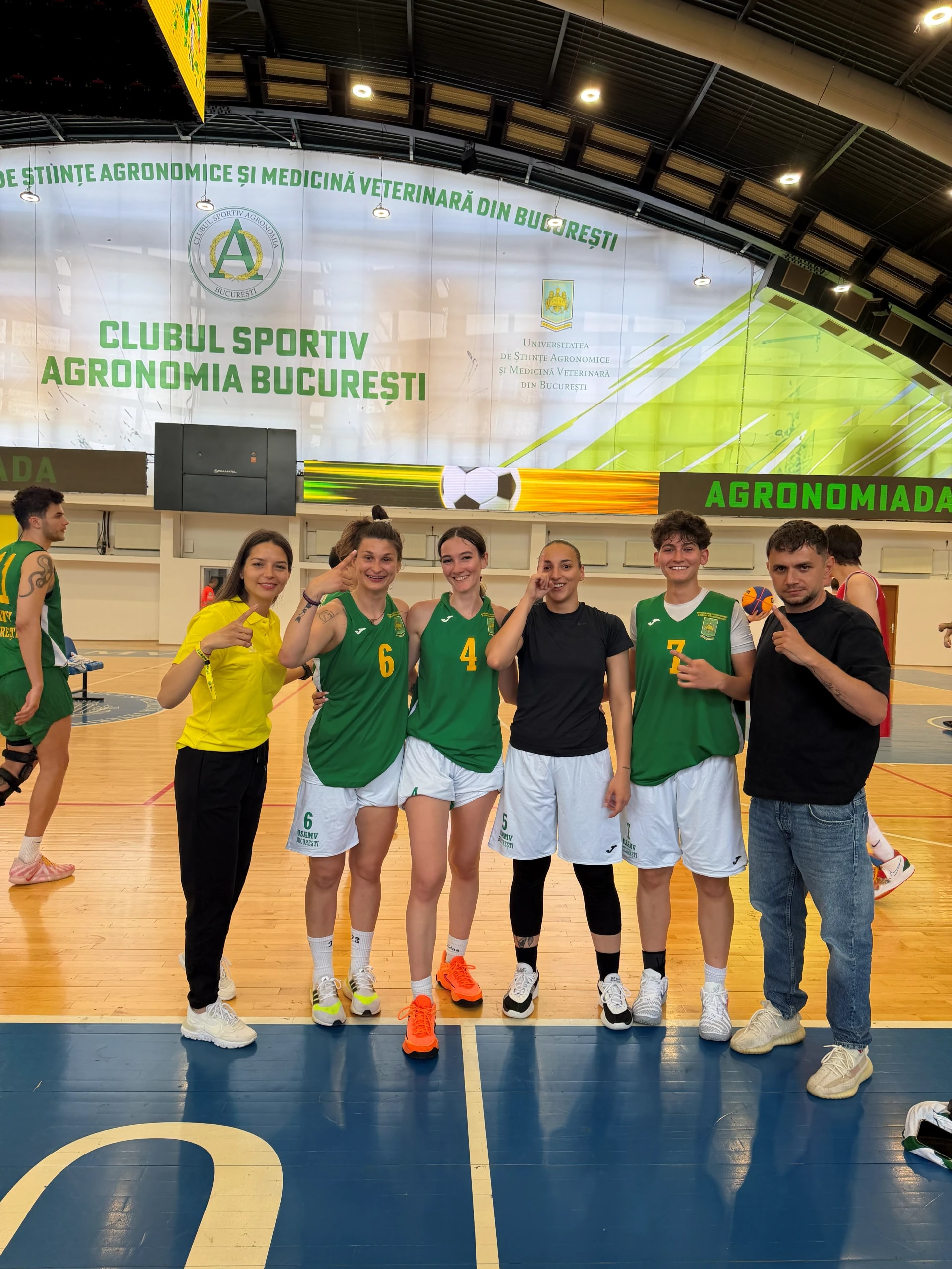 Echipa feminină de baschet 3×3 a clubului, în sală, sub bannerul Agronomiadei