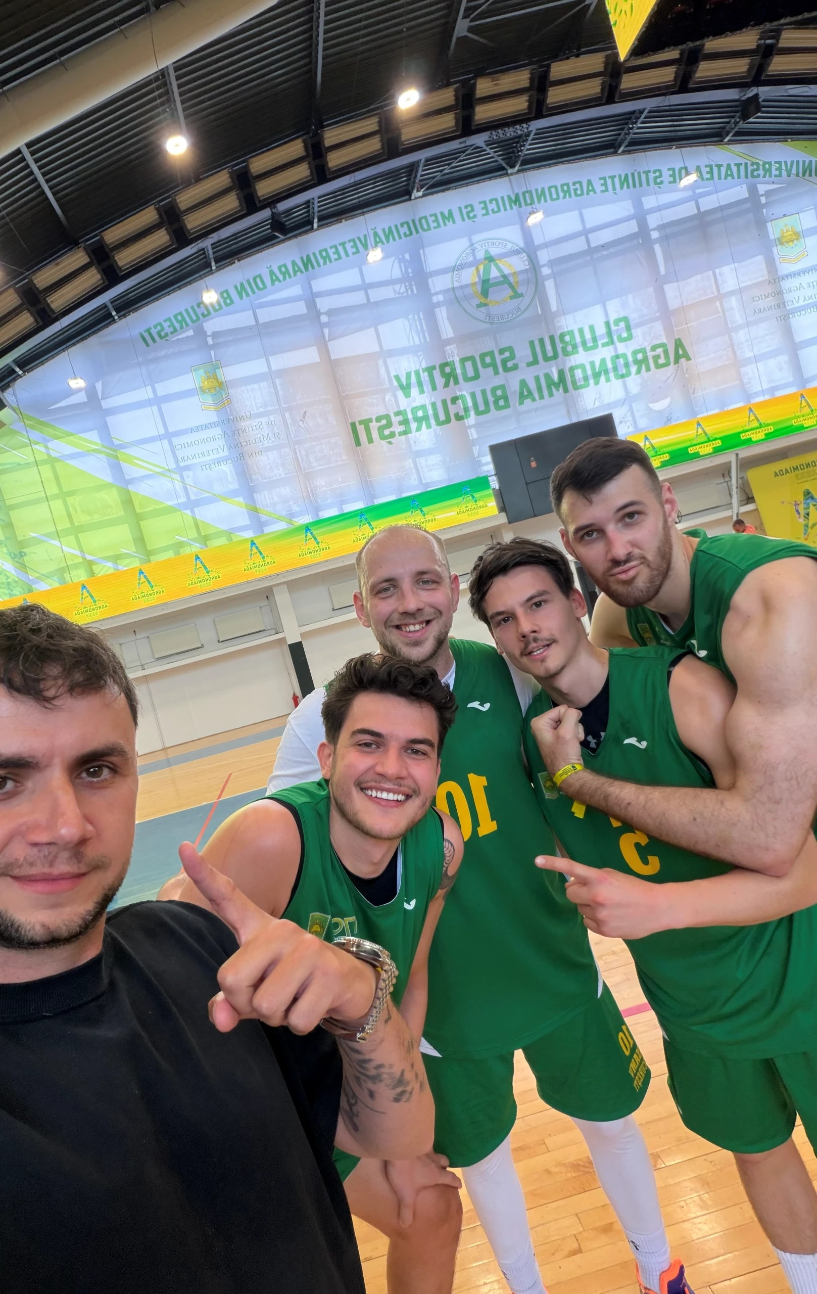 Fotografie de grup a echipei de baschet, făcută cu camera frontală