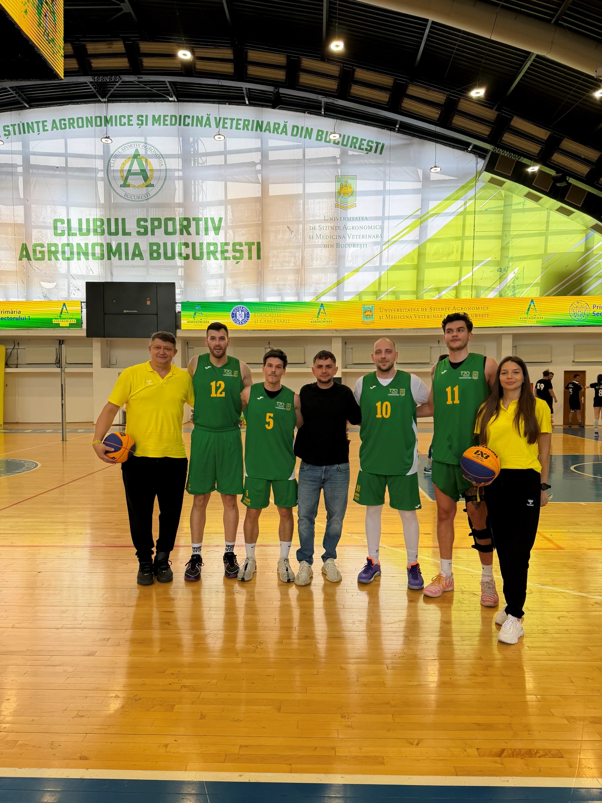 Echipa masculină de baschet 3×3 a clubului, aliniată în sală cu antrenorii