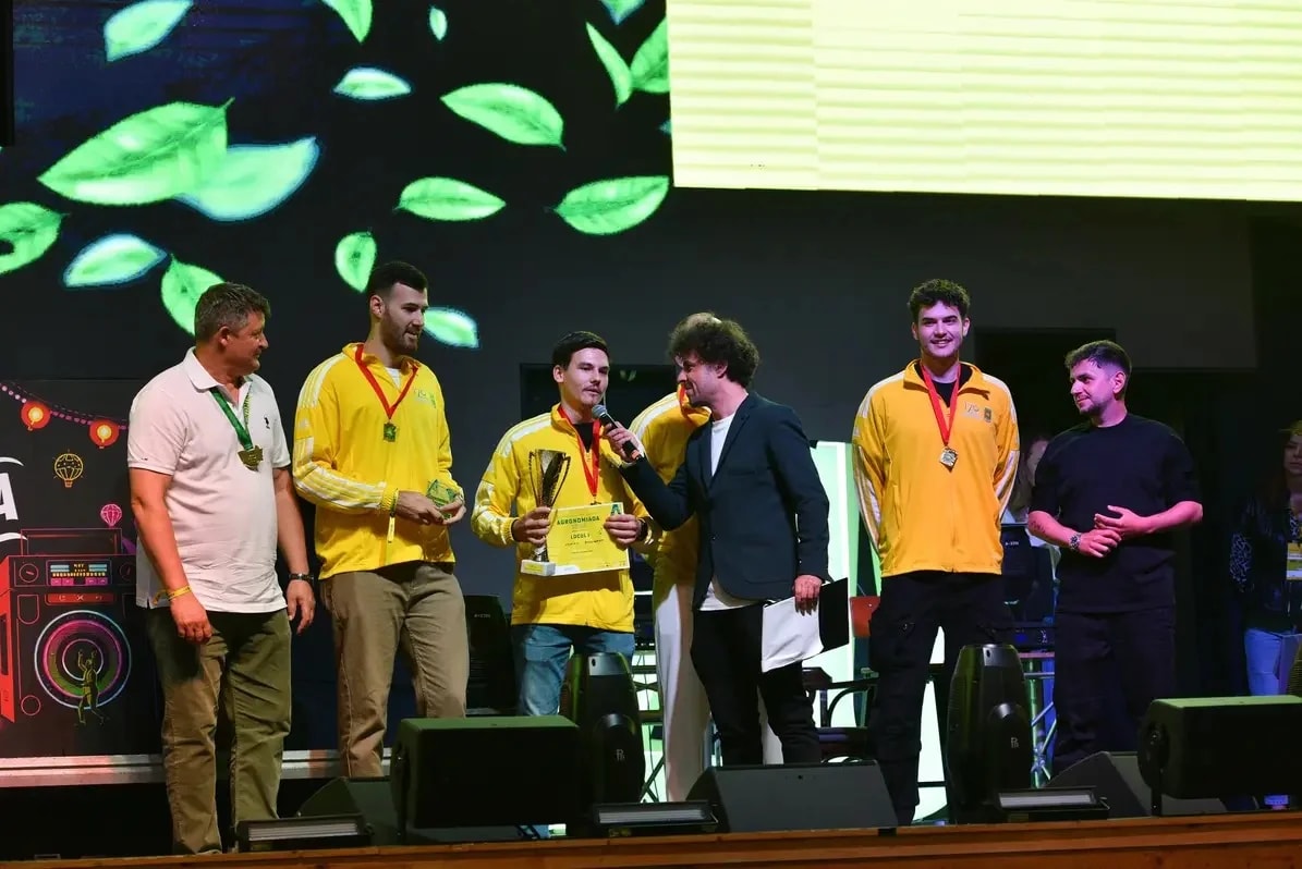 Interviuri pe scenă la gala de închidere, cu medaliile încă la gât