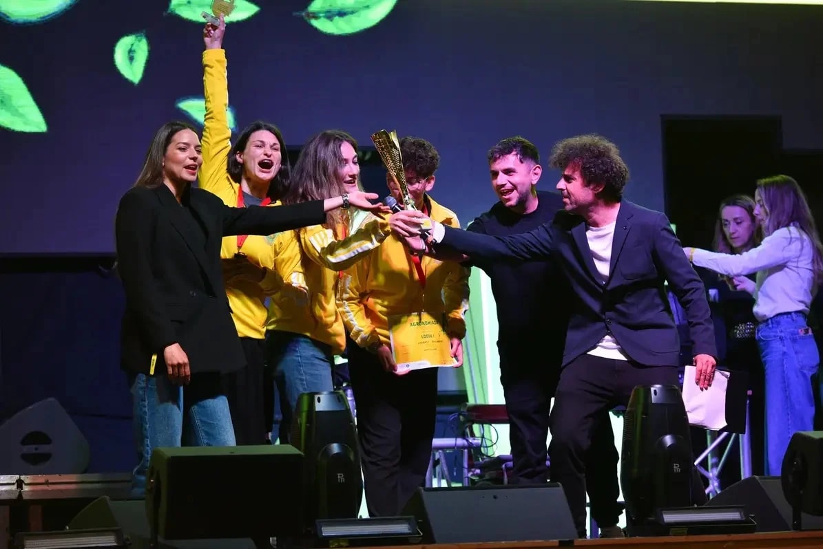 Trofeul ridicat pe scenă la gala de închidere a Agronomiadei 2026