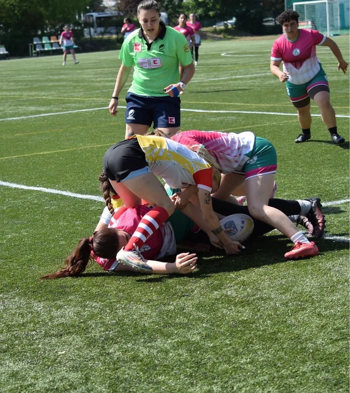 Grămadă spontană la rugby, cu arbitra în plan secund