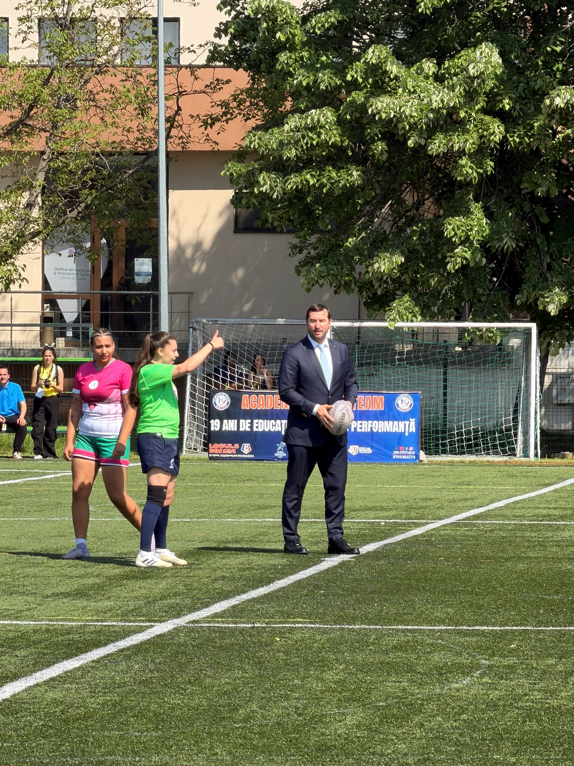 Lovitura de începere a meciului demonstrativ de rugby, pe terenul de sport din campus