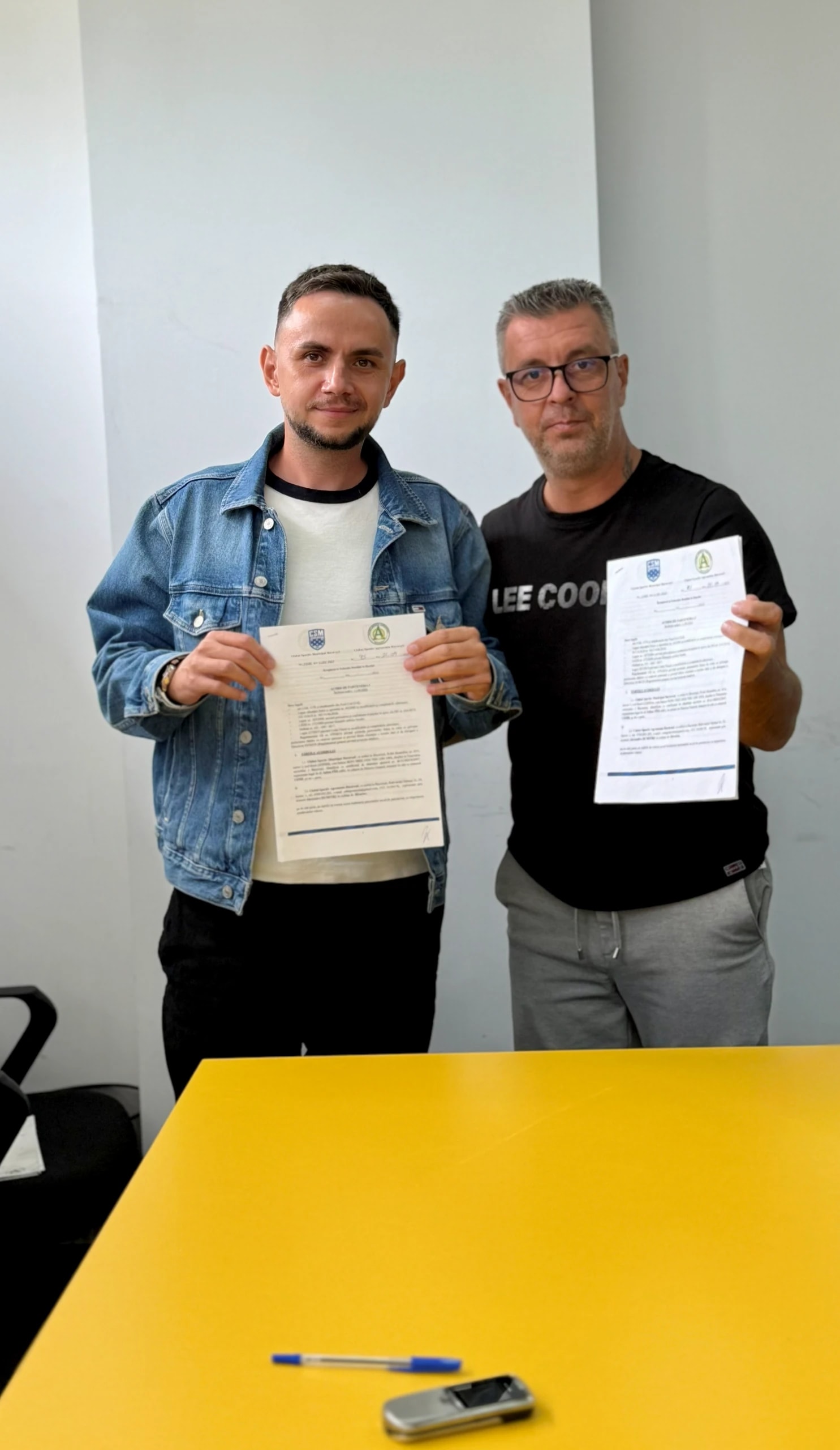 Reprezentanții celor două cluburi cu exemplarele semnate ale acordului de parteneriat