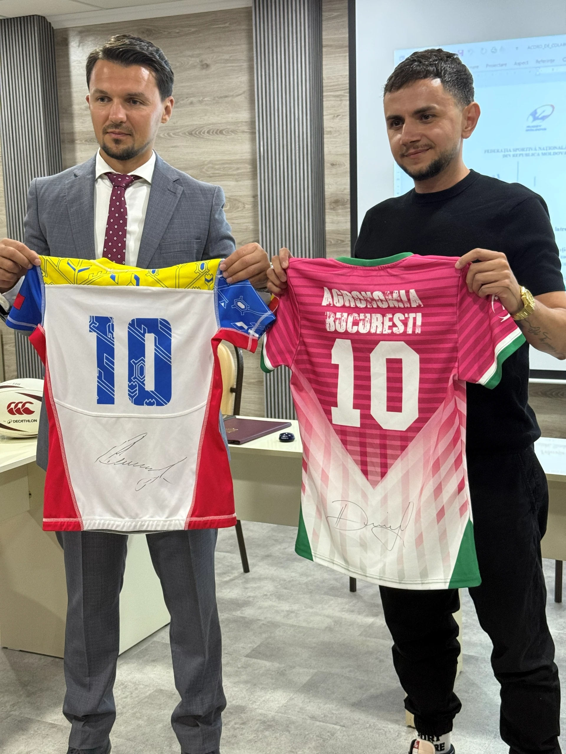 Reprezentanții celor două părți, cu tricourile semnate ale naționalei Republicii Moldova și ale C.S. Agronomia București