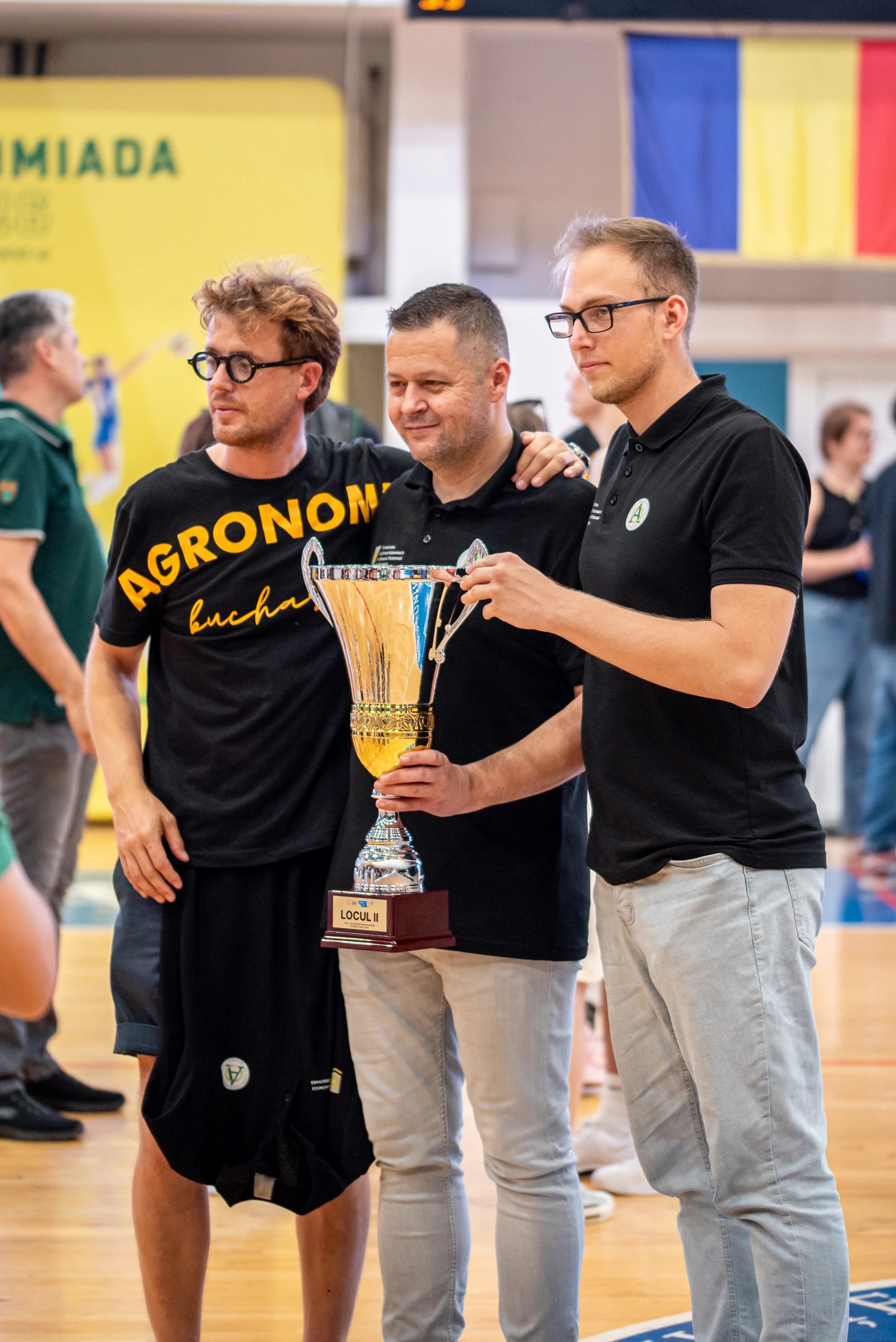 Staful clubului cu trofeul pentru locul II, în sala din campus