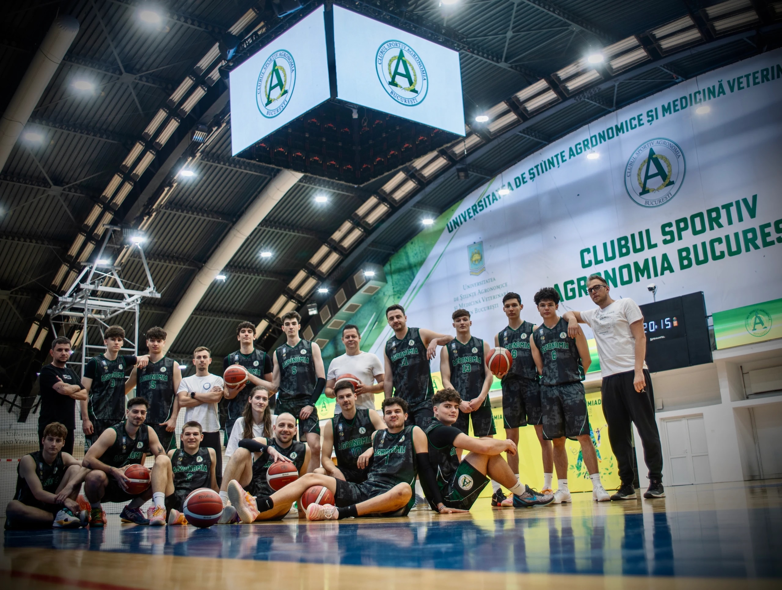 Echipa de baschet masculin a C.S. Agronomia București, în sala din campus