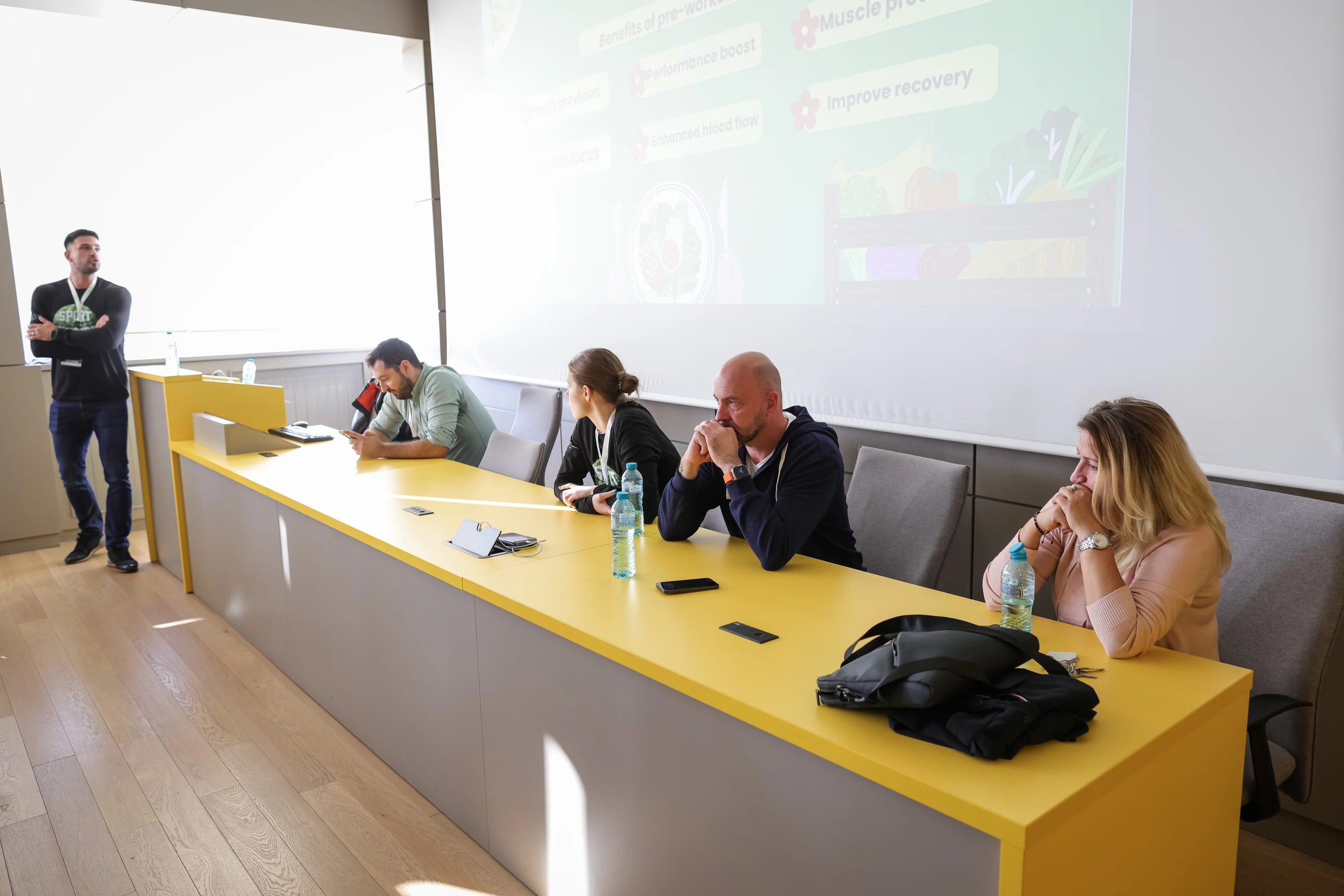 Prezentare despre alimentația dinaintea antrenamentului, într-o sală de curs