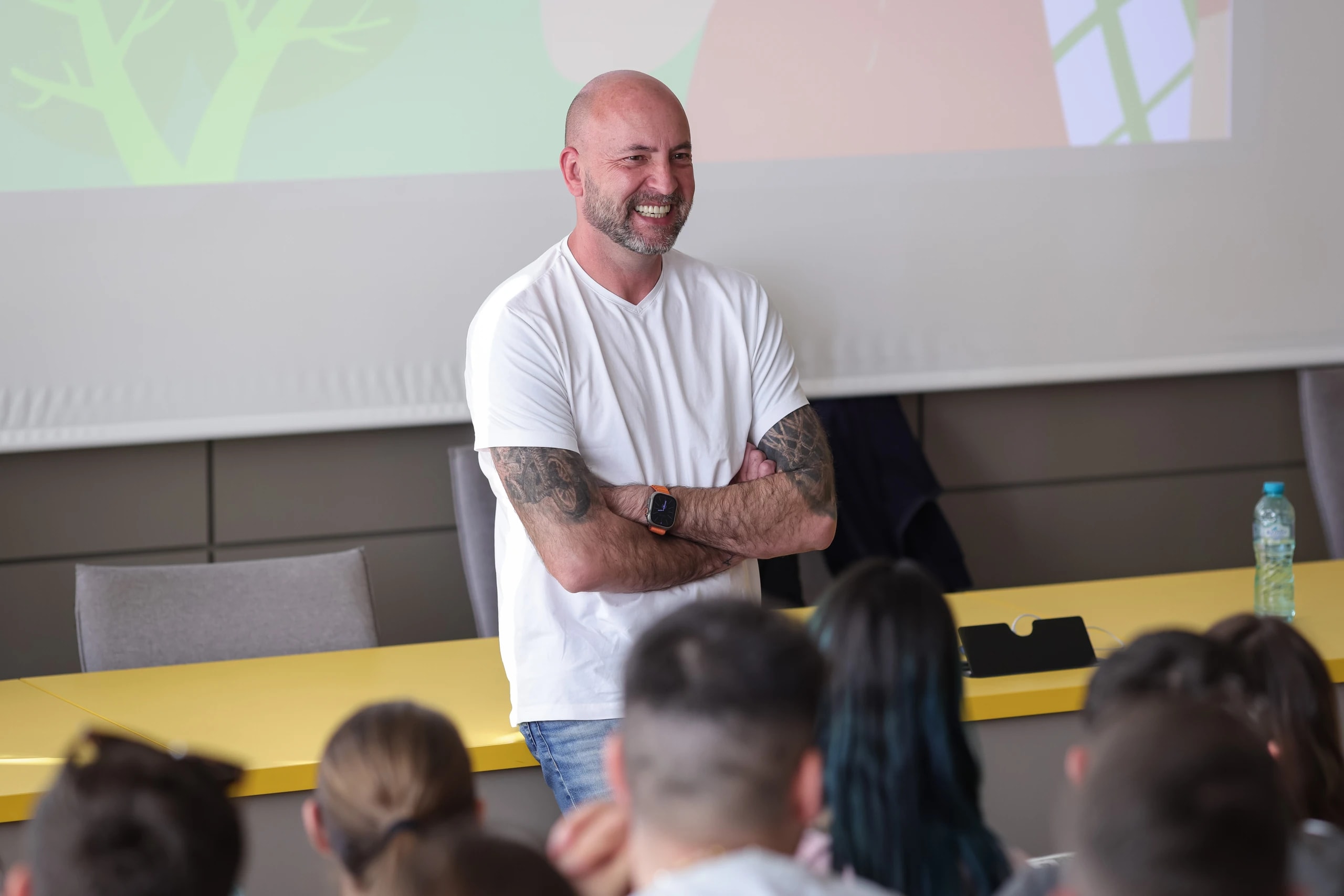 Un invitat vorbind studenților la unul dintre atelierele clubului