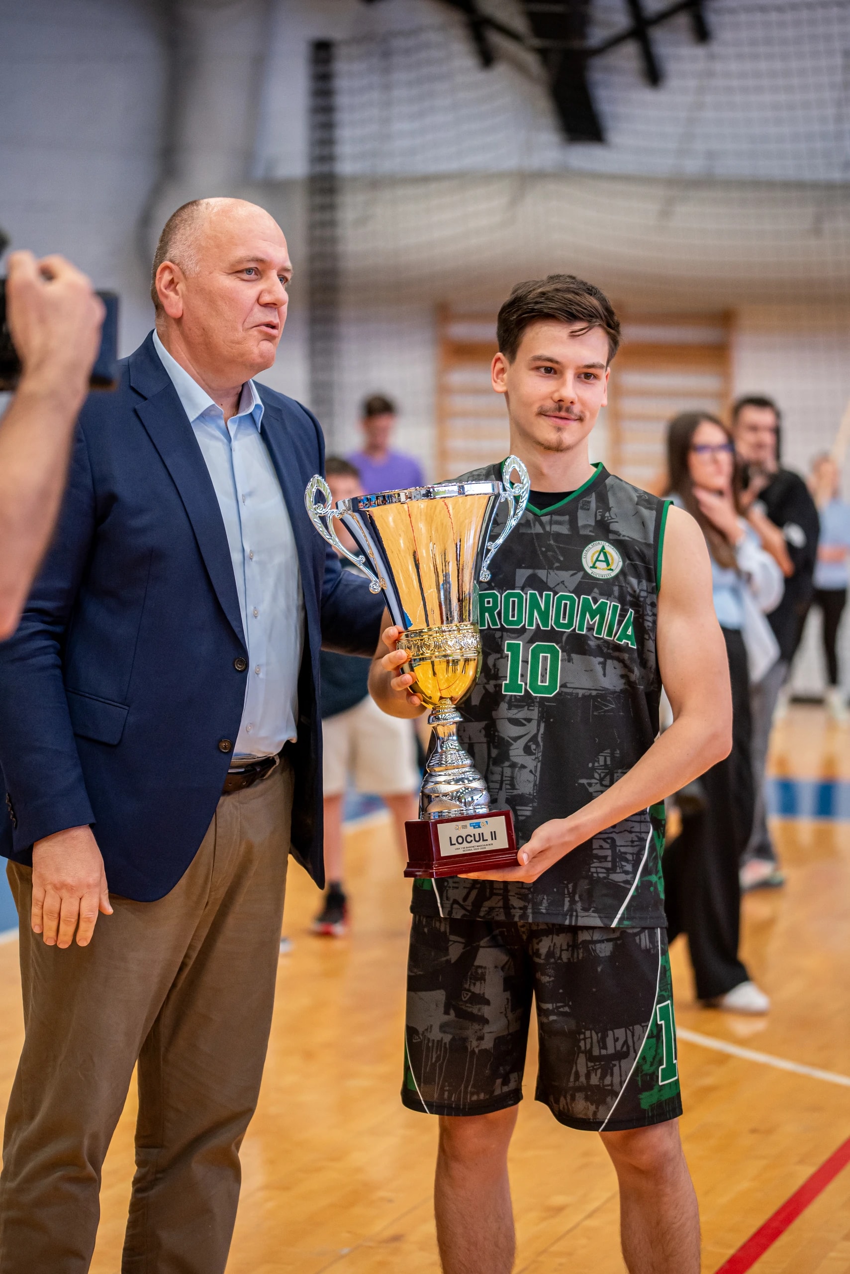 Cupa pentru locul II, la festivitatea de premiere