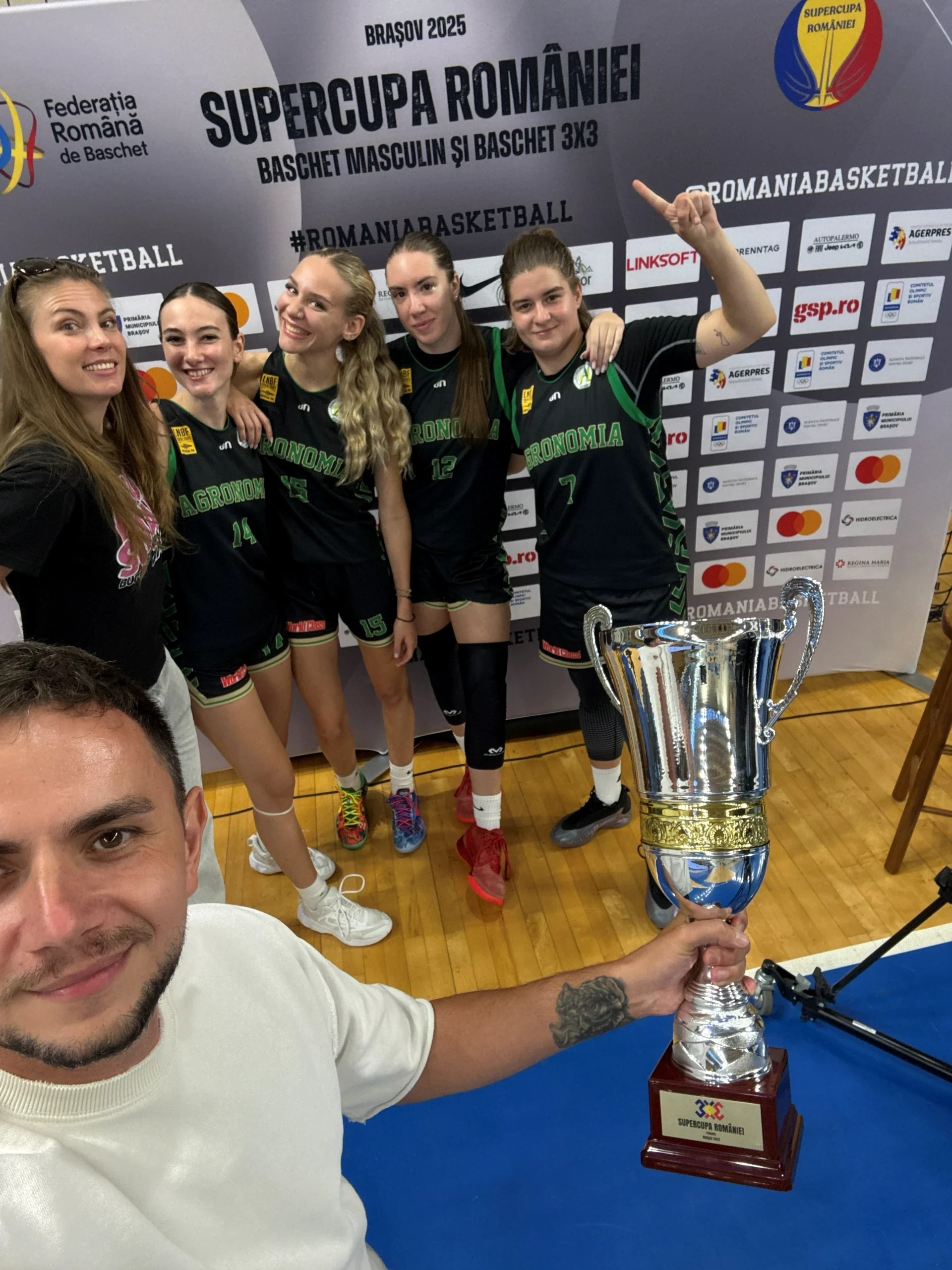 Sportivele de la 3x3 și oameni ai clubului, cu trofeul Supercupei României, la Brașov