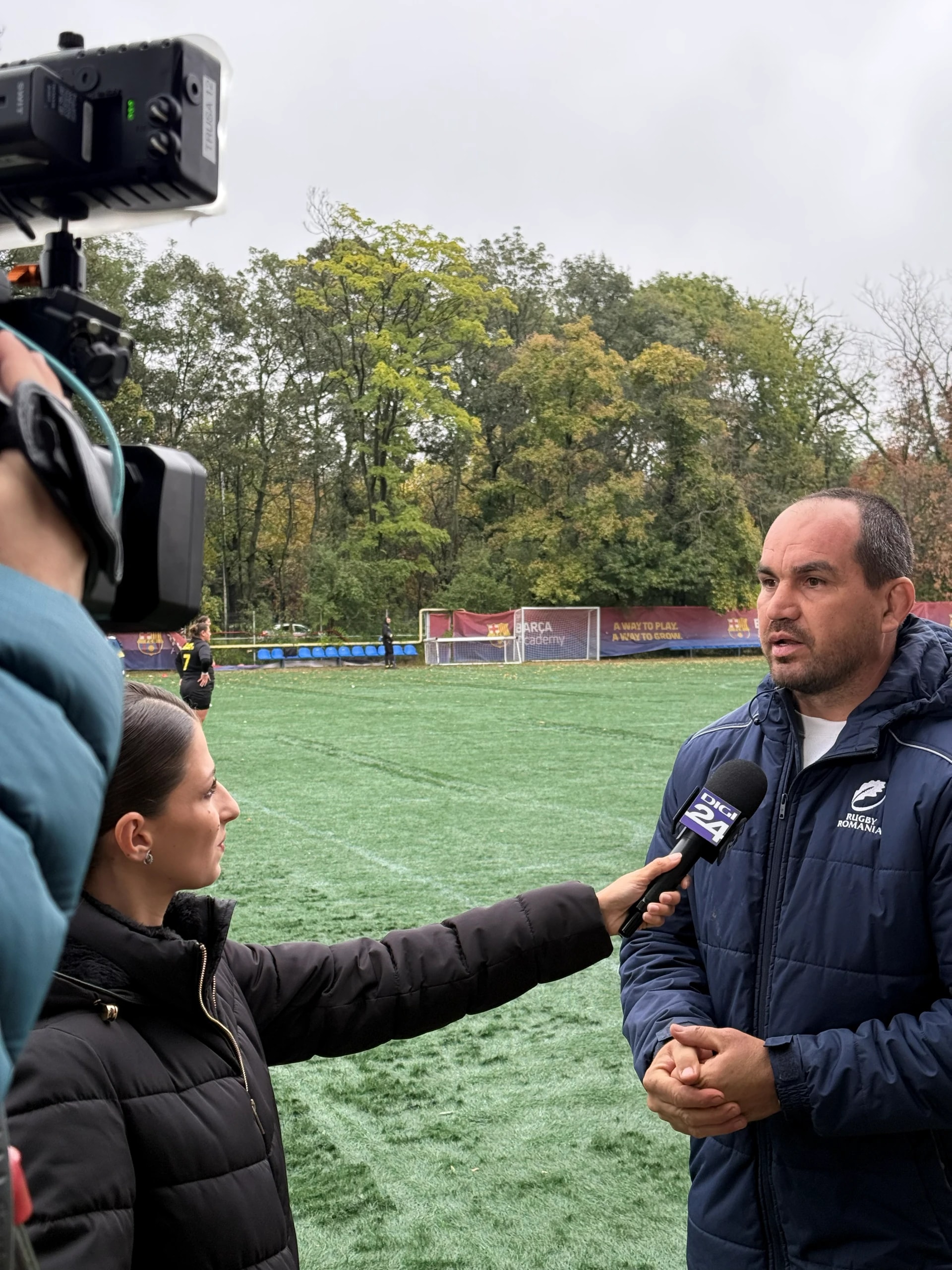 Interviu pentru televiziune, la marginea terenului de rugby