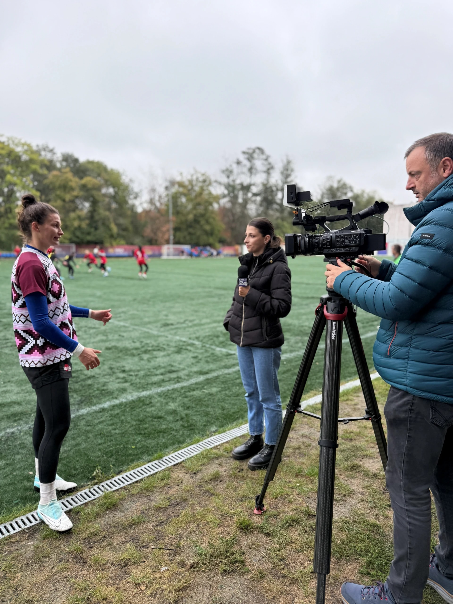 O jucătoare de rugby, intervievată la marginea terenului