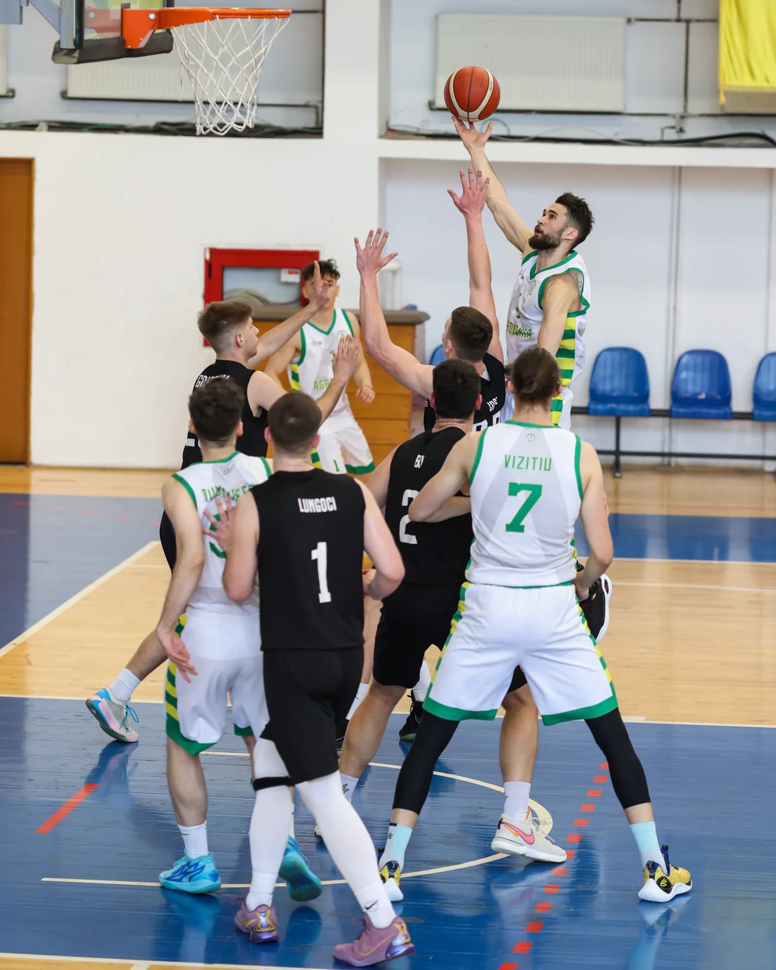 Duel la recuperare sub panou, între jucătorii Agronomiei și cei ai echipei adverse