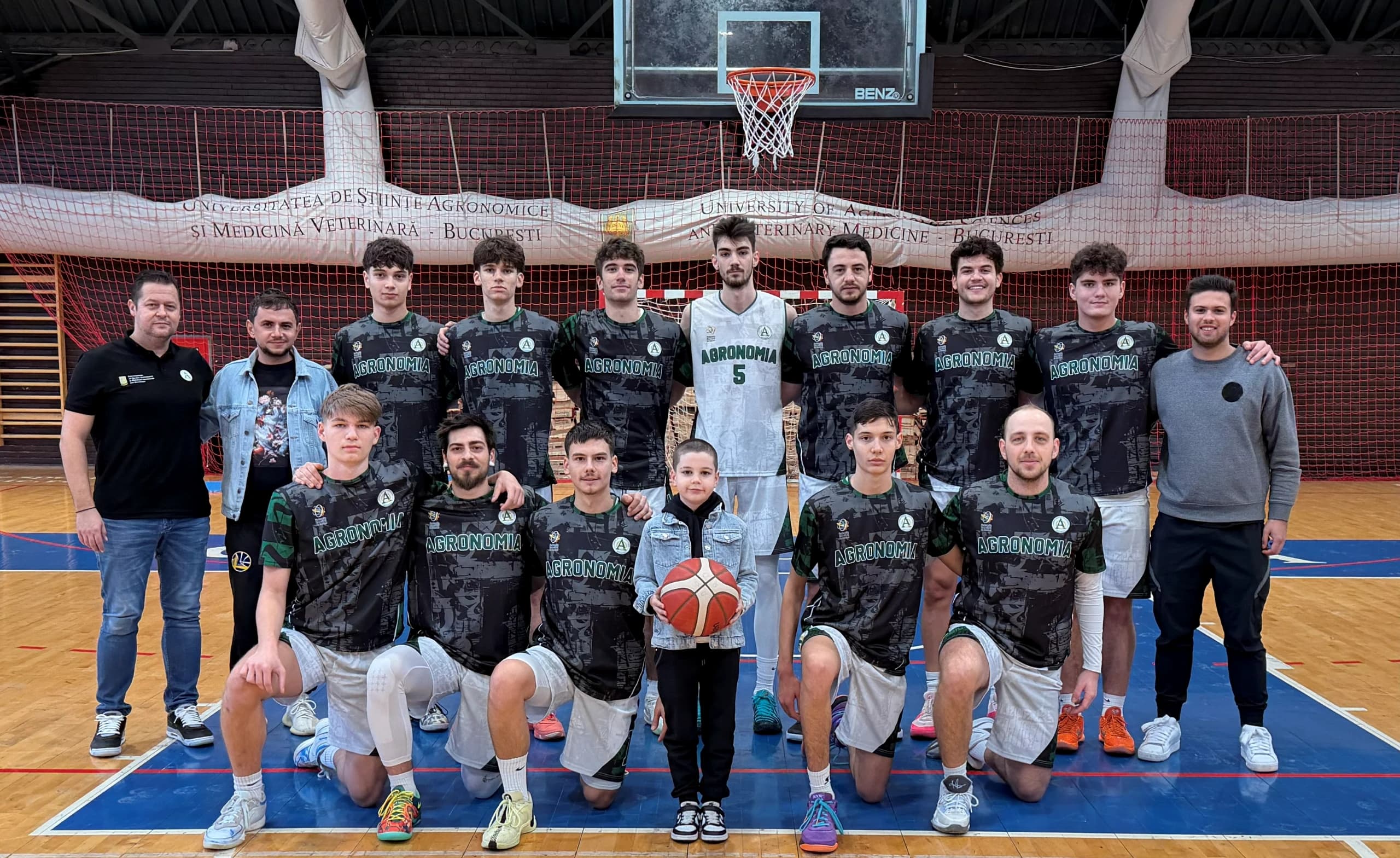 Fotografia lotului în echipament închis, sub panou, în sala din campus