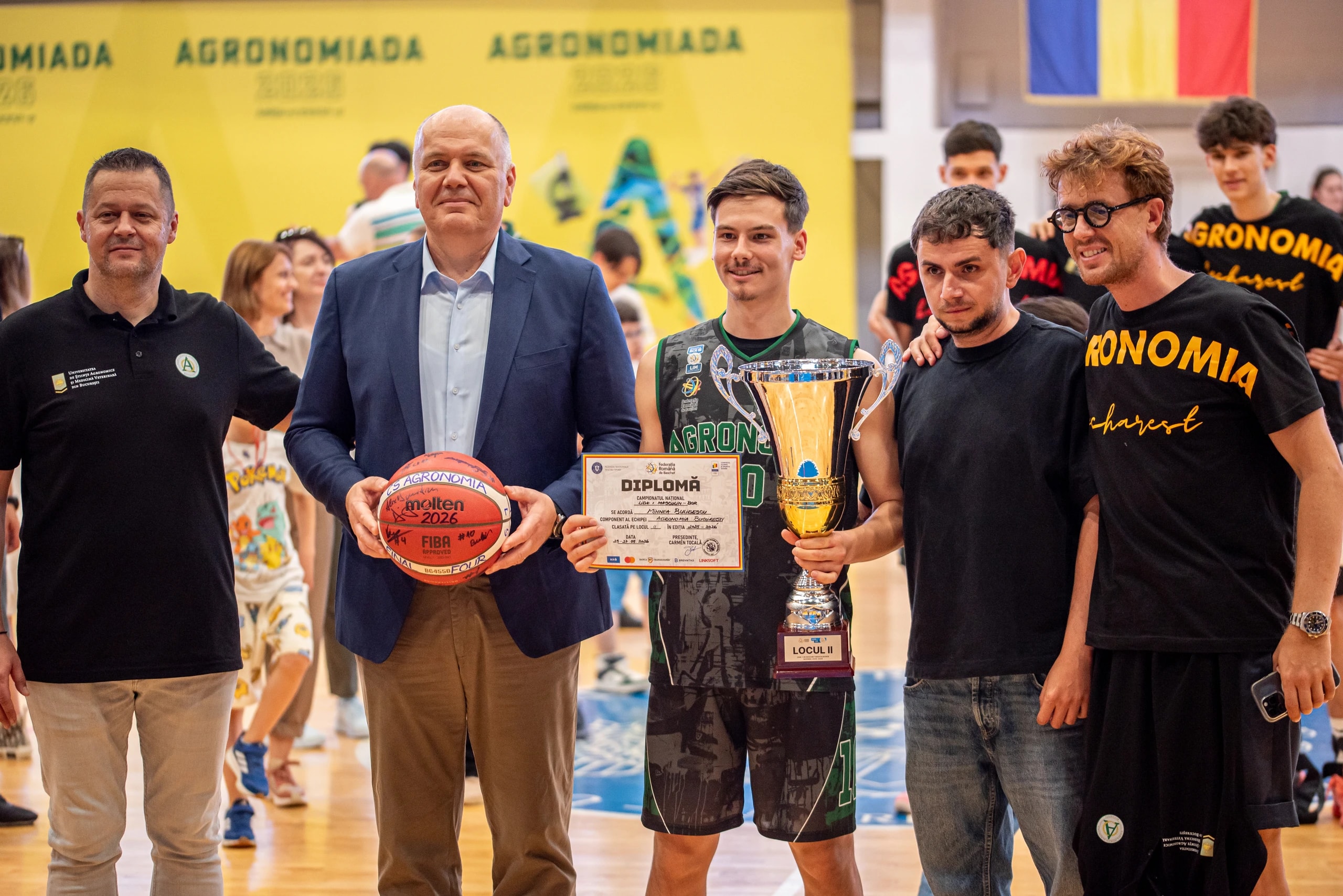 Premierea echipei C.S. Agronomia București: trofeul și diploma, alături de oficiali și de staful clubului