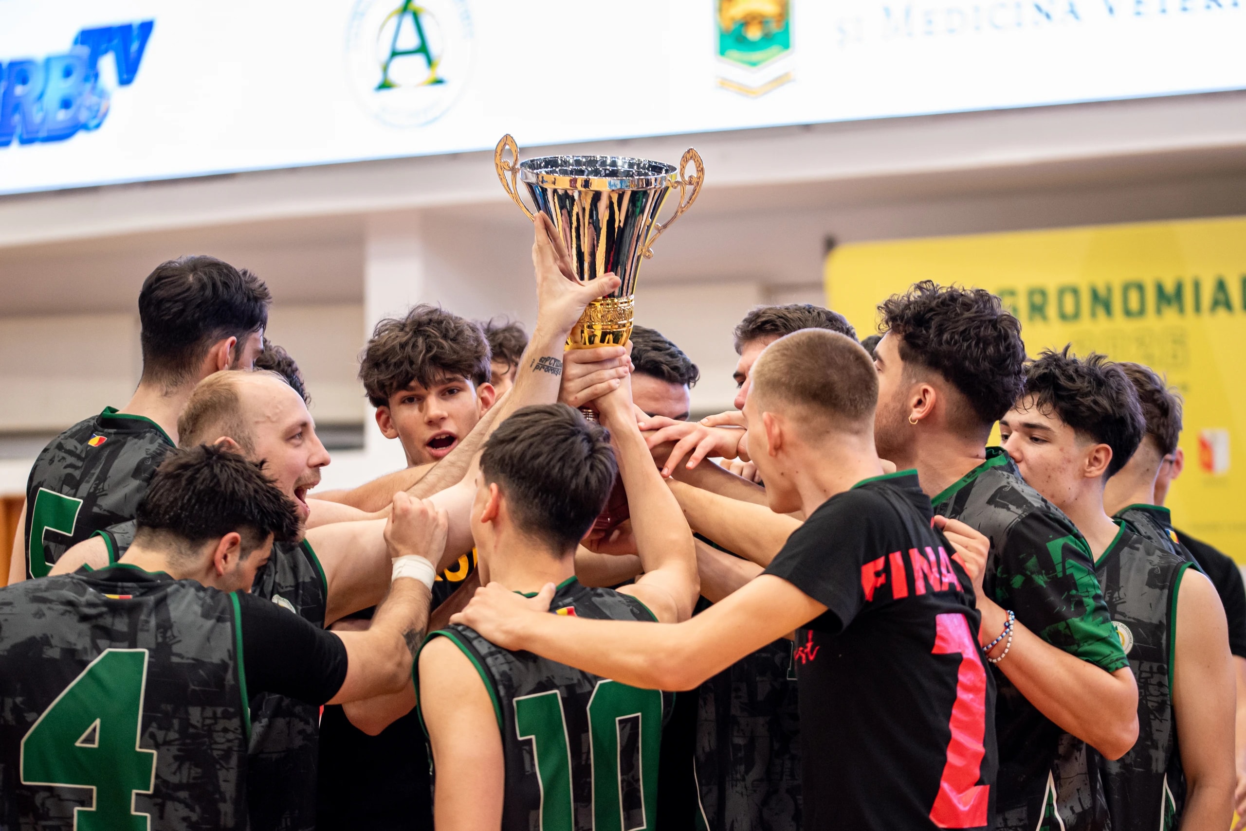 Jucătorii C.S. Agronomia București ridică împreună trofeul, în mijlocul terenului