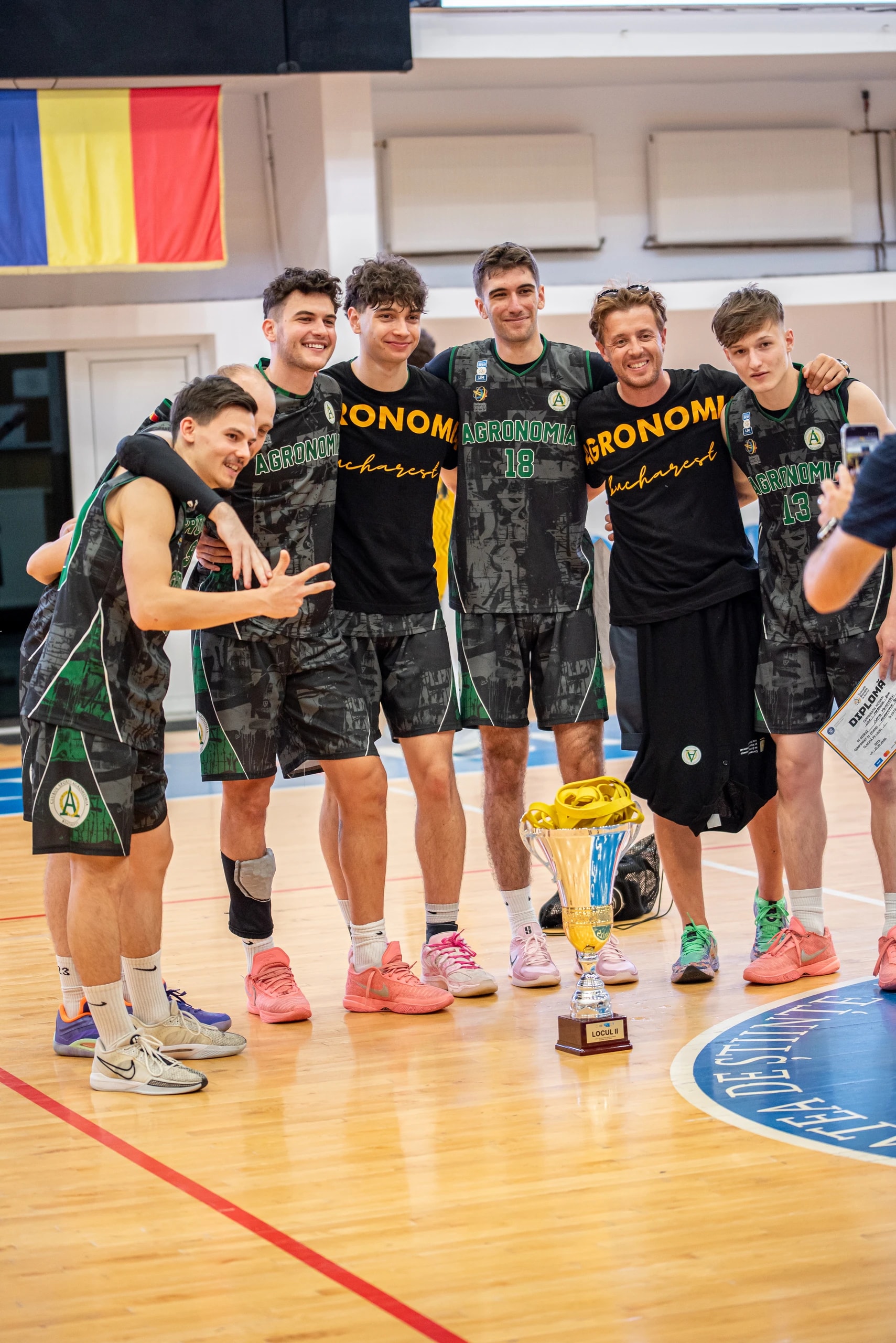 Jucătorii echipei, fotografiați lângă trofeu la finalul competiției